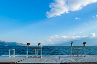 湖畔浪漫婚礼布置场景