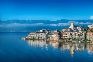 湖畔美丽小镇的迷人风光