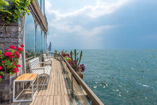 海边木栈道上的惬意景致