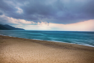 海边沙滩上的壮丽天空景观