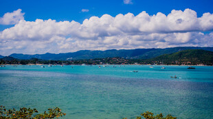 碧海蓝天的迷人海岸风光