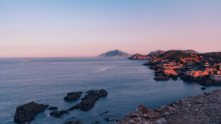 海边暮色中的美丽沿海小镇