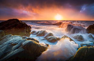 海边日落时的礁石与海浪