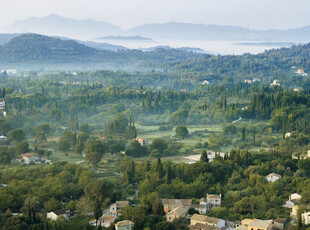 山林间的静谧村落风光