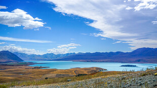 壮丽湖景与蓝天白云