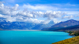 梦幻蓝湖与远处山峦美景