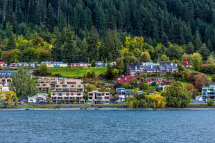 湖畔多彩小镇风光