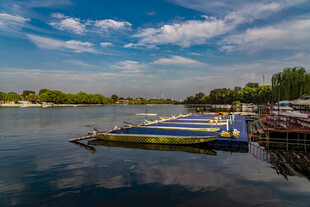 湖畔停泊的蓝黄相间船只