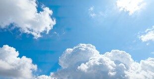 晴朗蓝天白云与阳光