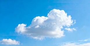 蓝天中的蓬松白云