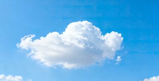 蓝天中的蓬松白云