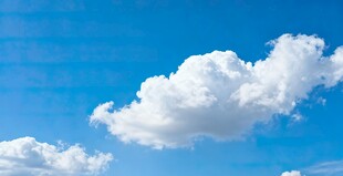 蓝天中的蓬松白云