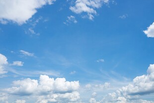 晴朗蓝天蓬松白云