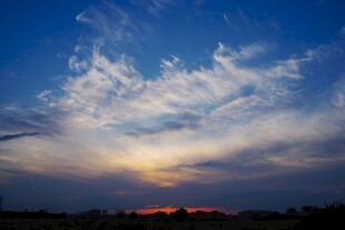日落时分的绚烂天空