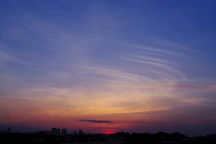 日落时分的绚丽天空