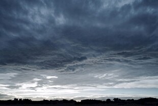 乌云密布的阴沉天空