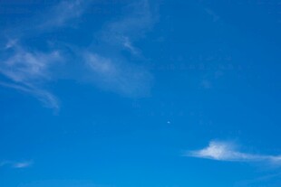 蓝天飘着几朵白云