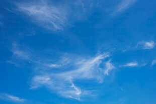 晴朗蓝天飘着轻柔白云