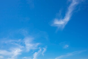 晴朗蓝天飘着轻柔白云