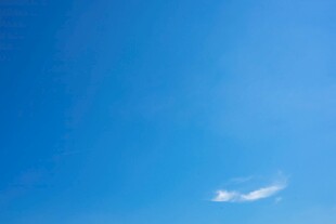 蓝天中翱翔的飞机