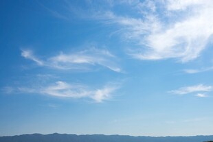 蓝天飘白云远山入眼帘