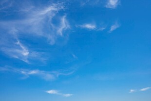 蓝天飘絮状白云