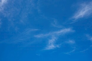 蔚蓝天空飘着轻柔白云