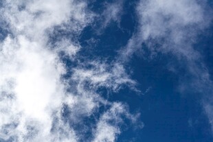 蔚蓝天空中的蓬松白云