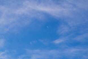 蔚蓝天空中的轻柔云彩