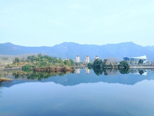宁静湖畔山水倒影美景