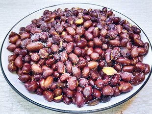 一盘饱满的炒花生