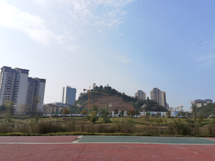 城市跑道与远处高楼景观