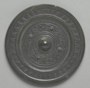 古代圆形青铜镜特写