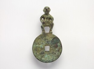 古代青铜人顶钱币挂件