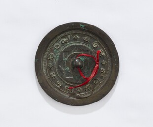 古铜镜配红绳装饰