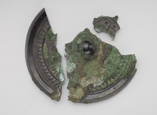 破碎青铜古物残片