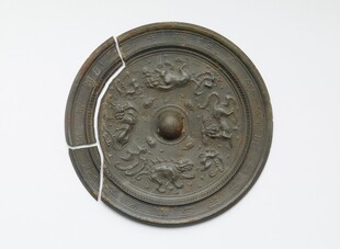 古铜镜纹饰精美有裂纹