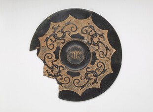 古铜雕花盾牌