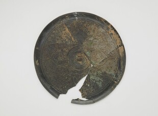 破损古铜镜