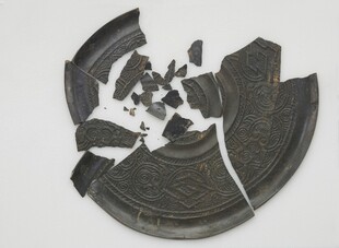 破碎的黑色圆形物件