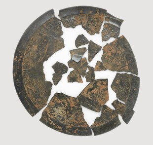 破碎古铜镜