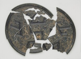 破碎古铜镜