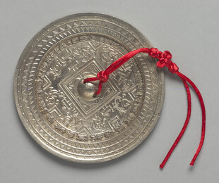 古银盘配红绳铃铛饰品