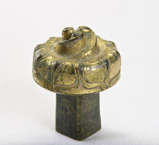 古铜色雕花柱头