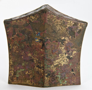 古朴锈迹斑斑的金属器物