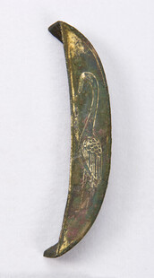 古铜色弧形器物