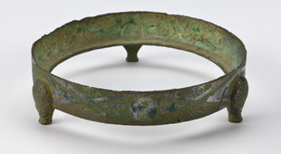三足青铜环形器