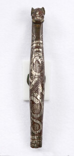 古代雕刻龙纹金属器物