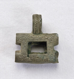 古代青铜方孔物件