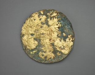 古旧斑驳圆形金属器物